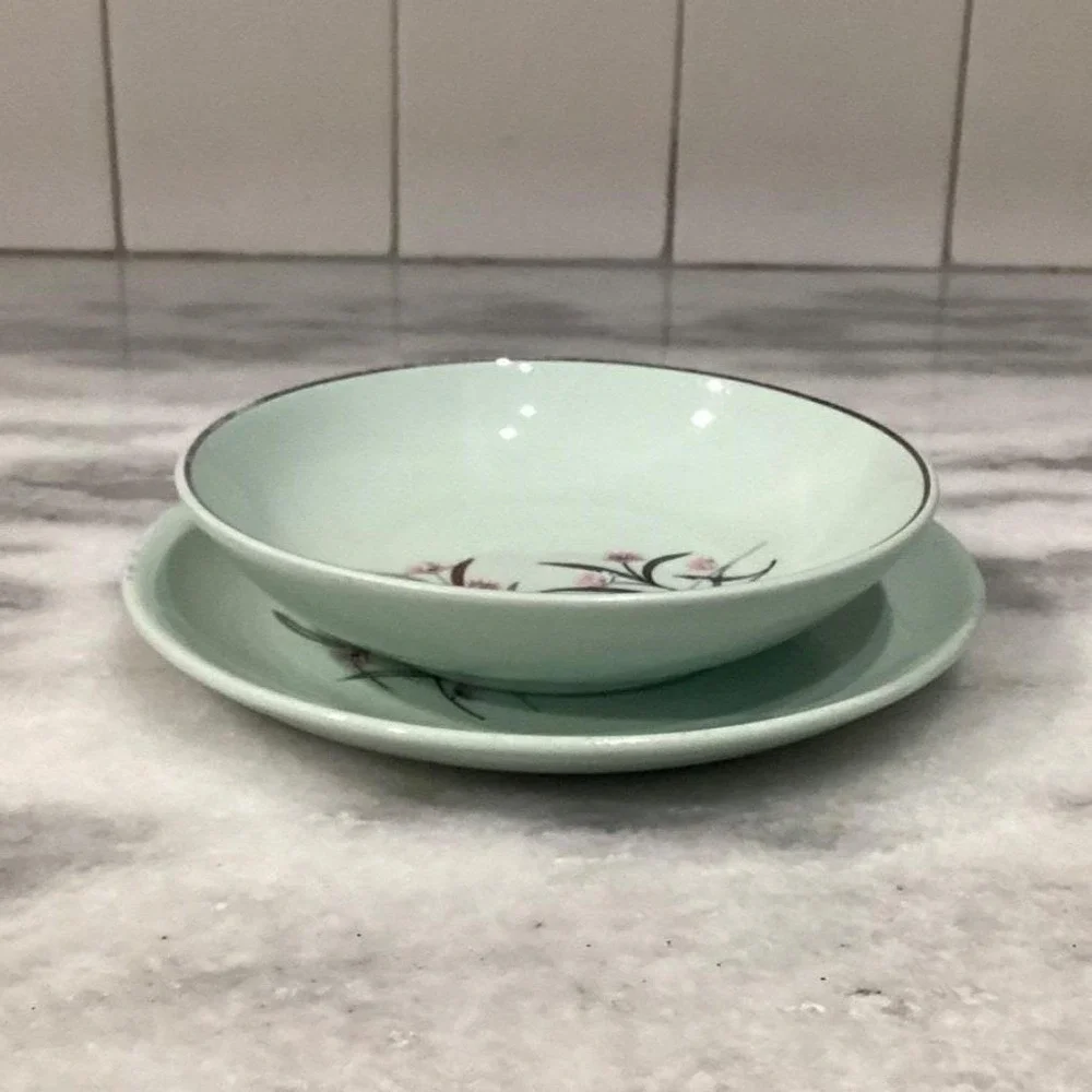 Universal Dinnerware add touch